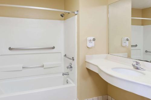 Super 8 by Wyndham Ft. Oglethorpe GA/Chatt TN Area in Fort Oglethorpe, USA