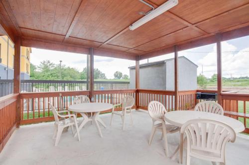 Super 8 by Wyndham Crossville TN - main image