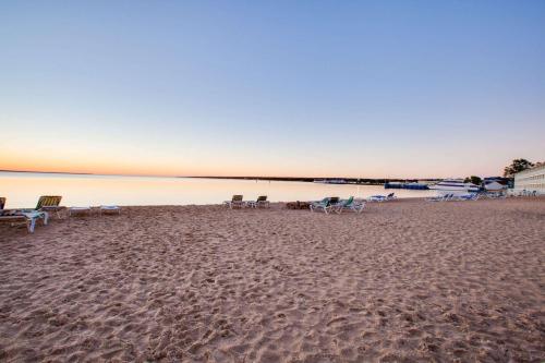 Surrounding environment, Super 8 By Wyndham Mackinaw City/Beachfront Area in Mackinaw City (MI)