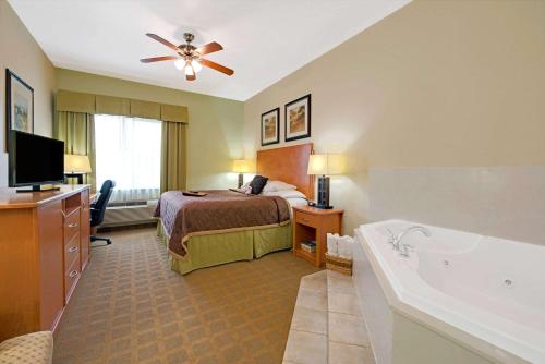 Super 8 by Wyndham Austin/Airport North - image 8