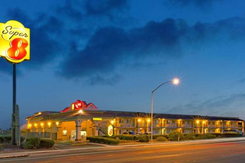 Super 8 by Wyndham Tucson Downtown Convention Center, Тусон