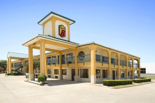 Super 8 by Wyndham Grand Prairie Southwest