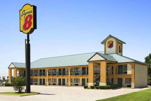 Super 8 by Wyndham Grand Prairie Southwest in Hutchins