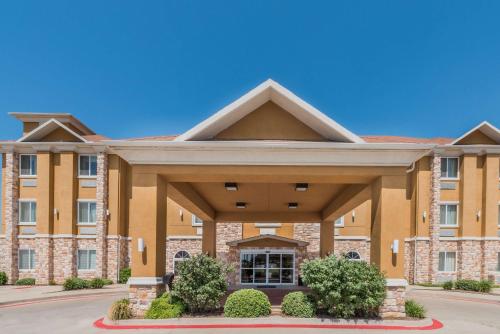 Days Inn & Suites by Wyndham Cleburne TX - Hotel - Cleburne