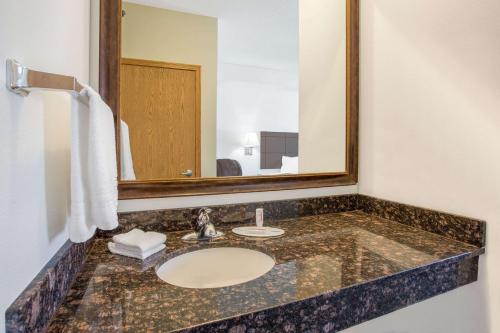 Super 8 by Wyndham Cedar Falls in Cedar Falls, USA