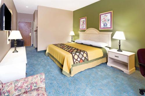 Super 8 by Wyndham Freeport - image 5