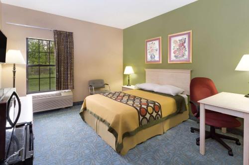 Super 8 by Wyndham Freeport - image 8