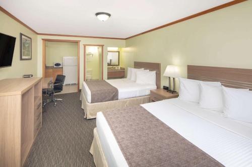 Travelodge by Wyndham Golden Sportsman Lodge