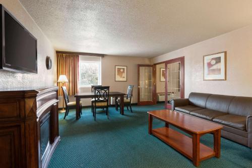 Ramada by Wyndham Bismarck - image 14