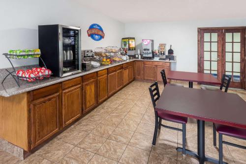 Econo Lodge Inn & Suites - image 4