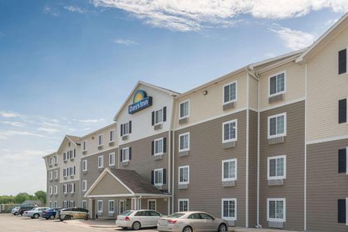 . Days Inn & Suites by Wyndham Rochester South
