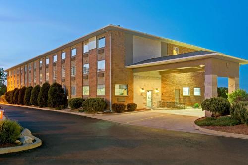 Super 8 by Wyndham Gurnee in Gurnee, USA