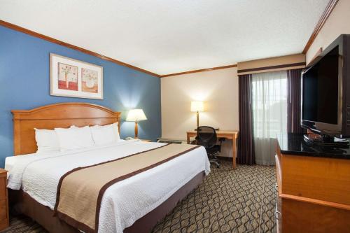 Baymont by Wyndham Madison Heights Detroit Area