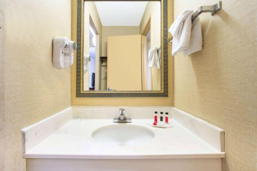 Days Inn by Wyndham College Park - image 7