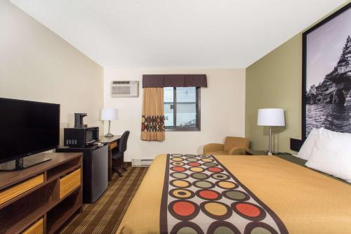 Super 8 by Wyndham Eau Claire I-94 - image 9