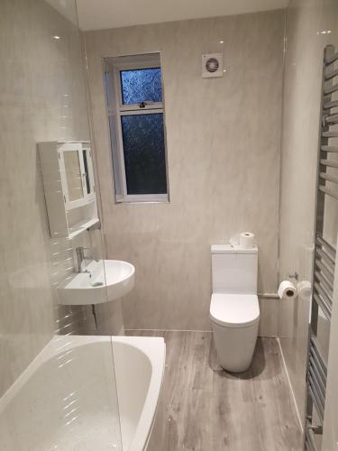 Sighthill 3 Bedrooms with Private Garden, Эдинбург (фото 11)