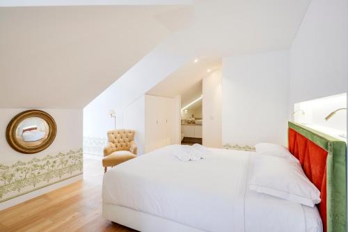 1 queen bed, 2 sofa beds