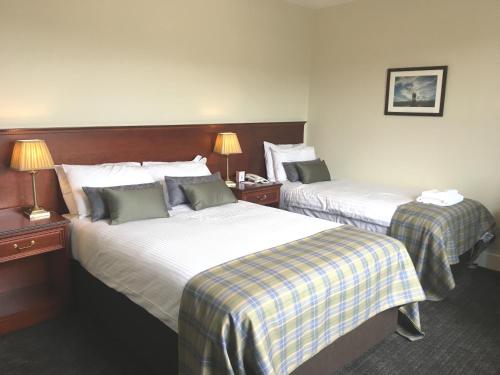 1 double bed, 1 twin bed