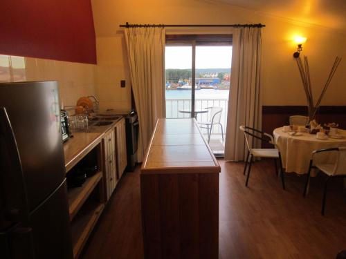 Kitchen, Hotel Encanto del Rio in Valdivia