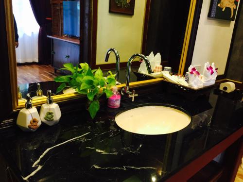 room detail thumbnail 2