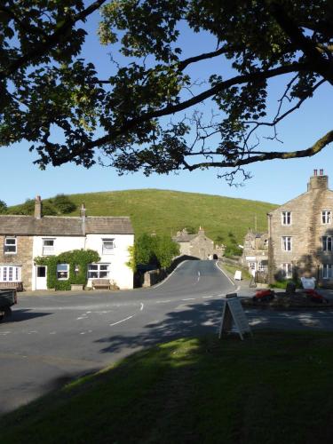 Bridge Cottage, Bainbridge, with riverside garden!