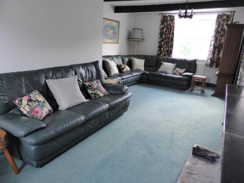 Bridge Cottage, Bainbridge, with riverside garden!