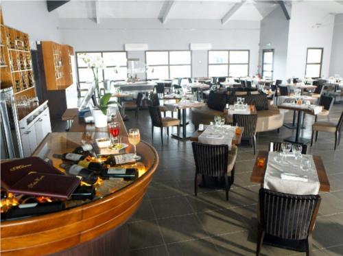 餐廳, Hôtel Restaurant AKENA La Brède (Hotel Restaurant AKENA La Brede) in 拉布雷德