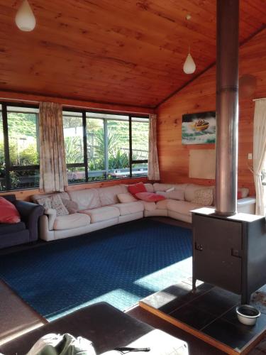 Felles stue/TV-område, Juno Hall - BBH in Waitomo