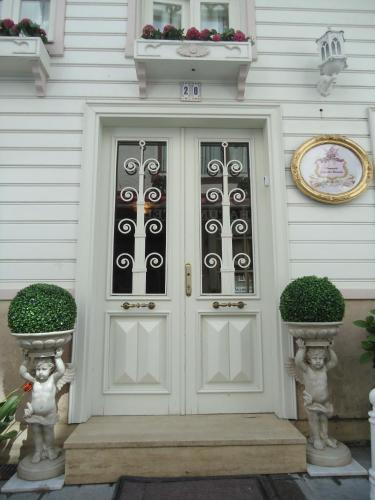 Romantic Mansion - image 9