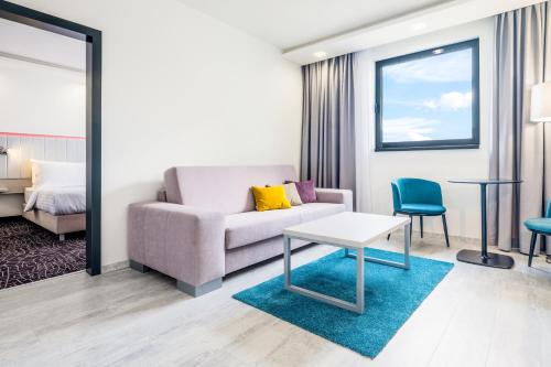 One-Bedroom Apartment image 6