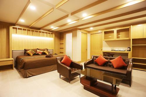 room detail thumbnail 1