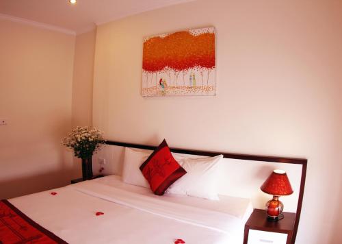 Rising Dragon Estate Hotel Located in Old Quarter, Rising Dragon Estate Hotel is a perfect starting point from which to explore Hanoi. The property offers a high standard of service and amenities to suit the individual needs of