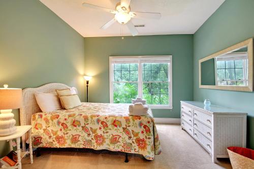 Spacious Overlooking Lagoon Home - image 2