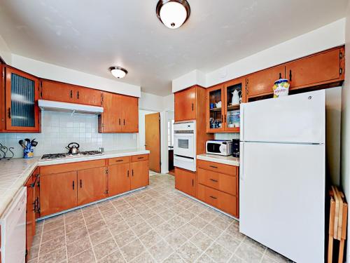 Little Italy Bungalow - image 2