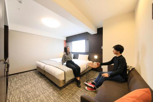 Standard Twin Room - Smoking image 8