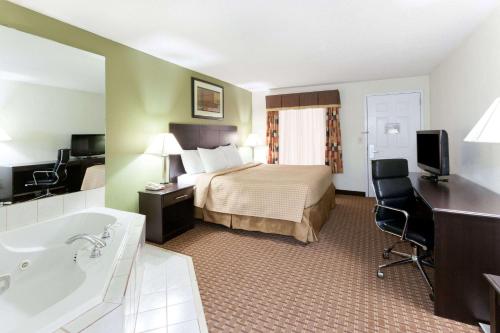 Super 8 by Wyndham Decatur/Dntn/Atlanta Area