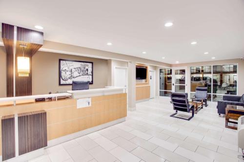 Super 8 by Wyndham Dalton in Dalton, USA