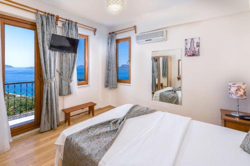 Amphora Hotel Amphora Hotel is conveniently located in the popular Kas area. The hotel offers a wide range of amenities and perks to ensure you have a great time. All the necessary facilities, including 24-hour fro