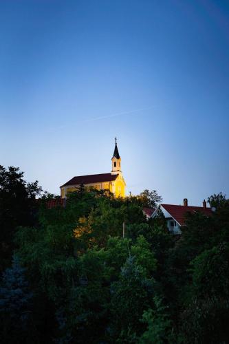 Hét Fenyő Vendégház / Seven Pines Holiday House