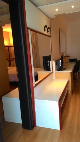 1 king bed, 2 twin beds