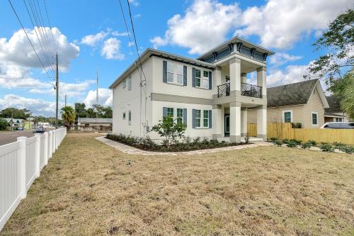 New 3/2 Duplex Minutes From Heart of Tampa -Unit B in Tampa, USA