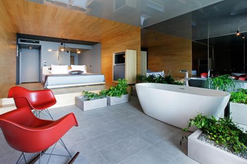 Deluxe Double Room with Sea View and Balcony image 10