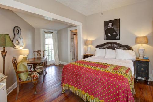 Queen Suite with Balcony room in Inn On The Riverwalk