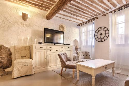 B&B Antibes - Bijou Apartment in Safranier - Old Town Antibes - Bed and Breakfast Antibes