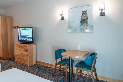 Superior Suite with Queen and Twin Beds 