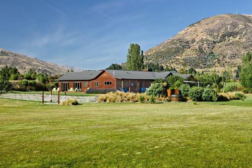 Mountain Range Lodge — Photo 4