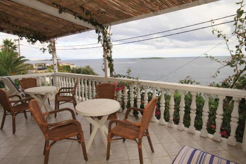Apartments by the sea Milna Vis - 8917 - image 5