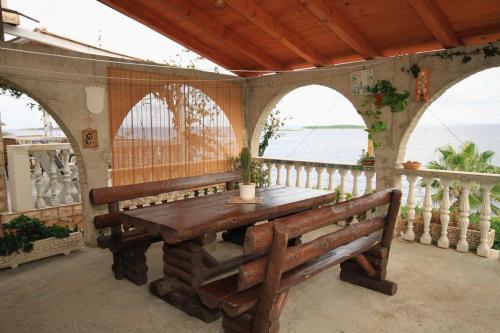 Apartments by the sea Milna Vis - 8917 - image 6
