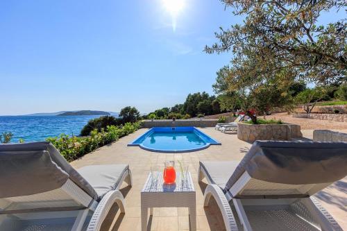 Seaside luxury villa with a swimming pool Cove Siroka Ciovo - 11749 - image 6