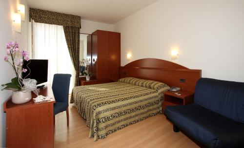 1 queen bed, 1 twin bed